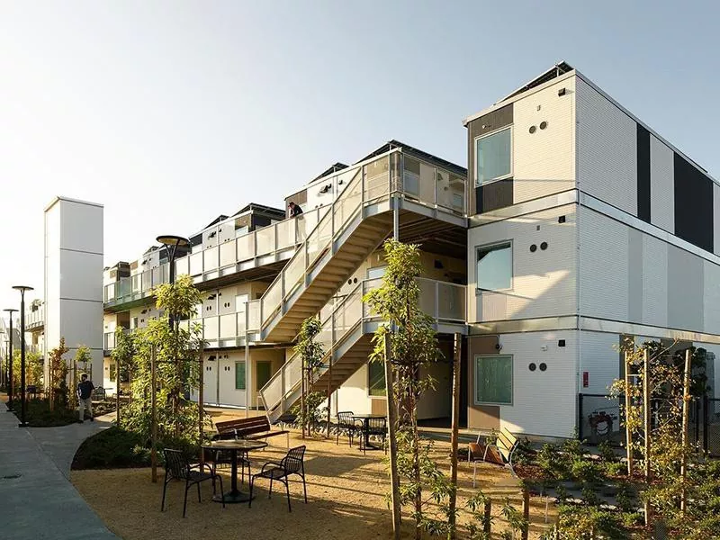 Multi-Story Prefabricated Container Houses သည် ကူးသန်းရောင်းဝယ်ရေး နှင့် လူနေအိမ်ရာ ပရောဂျက်များအတွက် စံနမူနာဖြစ်စေသည် ။